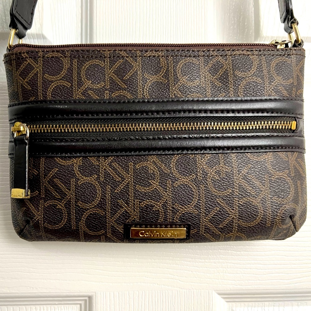 Calvin Klein CROSS BODY BAG with zipper pouch on the front! Gold hardware.